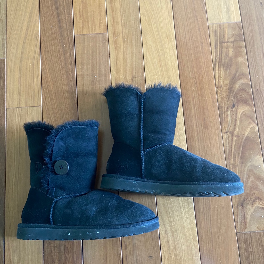 Black Bailey Button Ugg’s!